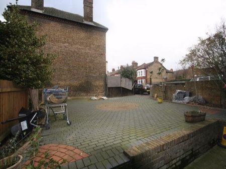 4 bedroom end of terrace house to rent - Photo 2