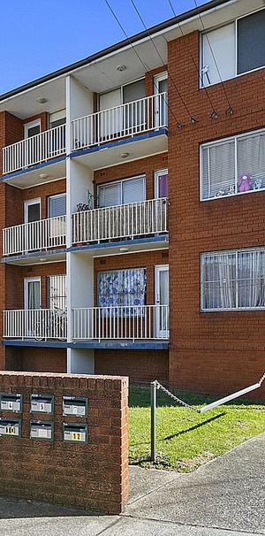 2 bedroom Unit with Lock up garage - Photo 1