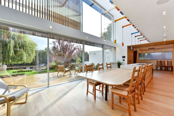 Available for a six months. A beautiful riverside home architecturally designed to an exacting standard. - Photo 1