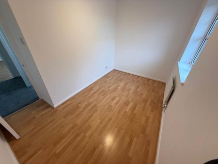 Price £1,200 pcm - Available Now - Unfurnished - Photo 5
