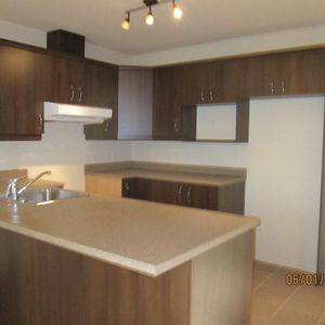 Magog, 5 1/2 avec 3 chambres, 2 stat, 1 remise, 4 plex 2010 au 2e étage, boisé arrière - Photo 2