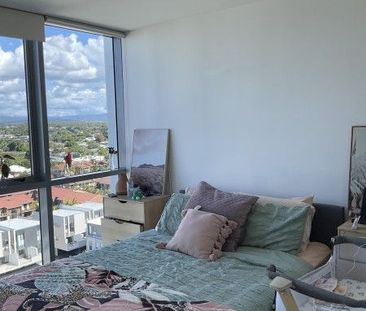 Stunning Three Bedroom Apartment with Broadwater Views - Photo 6