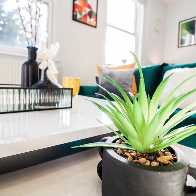 2 Bed Flat, St. John's Hill, SW11 - Photo 1