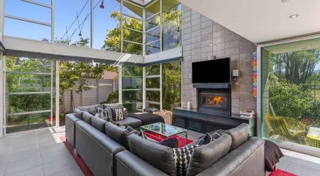 Architectural Masterpiece Overlooking the Lagoon - Photo 2