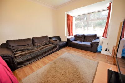 3 bedroom House in Buckingham Avenue, Leeds - Photo 2