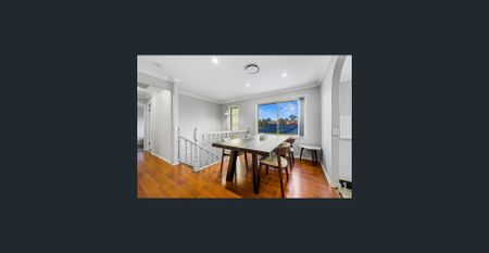 Spacious Three-Bedroom Home with Double Garage in a Peaceful, Leafy Neighbourhood - Photo 2