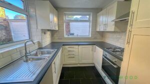 2 BEDROOM Flat - Photo 2