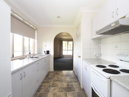 Bright & Comfortable 2-Bedroom Unit in a Fantastic Location – Walk to Uni & Shops - Photo 1