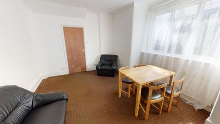 1 bedroom in a house share to rent - Photo 2