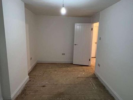 Shepherds Close, Romford, RM6 - Photo 3