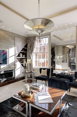 An exceptional and beautifully designed two bedroom Mayfair apartment with lift access and 24 hour porter. - Photo 1