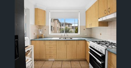 Light-Filled Coastal Apartment – Walk to Freshwater Village - Photo 2