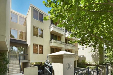 2/30 Murphy Street, South Yarra. - Photo 4