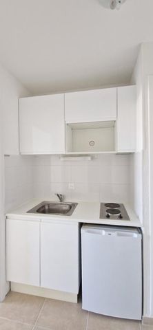 Studio rénové 24.15 m², kitchenette équipée, avec balcon. - Photo 4