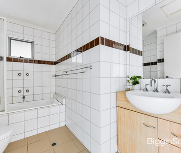 Modern Two-Bedroom Apartment in Prime Location - Photo 4