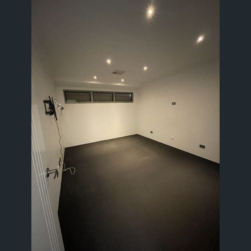 5 Redheart Way, Seville Grove, WA 6112 - Photo 1