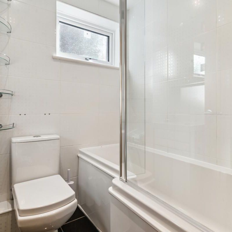 3 bedroom house in London - Photo 1