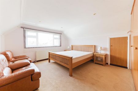 To Let 4 Bed House - Detached - Photo 2