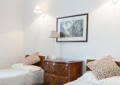 Center-Historic Jewish Quarter: Elegant apartment situated in beautiful Palazzo Nobiliare. Entrance, spacious living with original wood frescoed ceilings, large modern dining and kitchen, 4 bedrooms, 4 Baths, small terrace. #1527