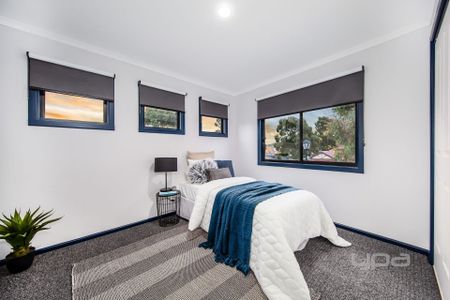 33 Pro Hart Way, Caroline Springs - Photo 5