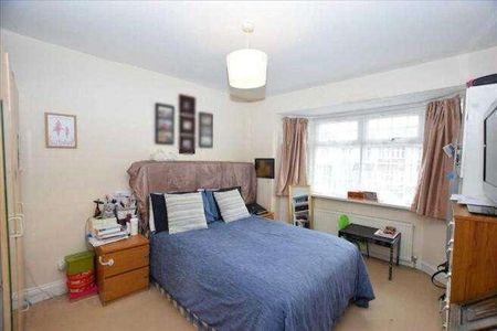 Methuen Road, Edgware, HA8 - Photo 2