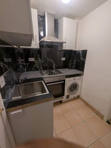 Studio Flat, Beaconsfield Road, N11 - Photo 2