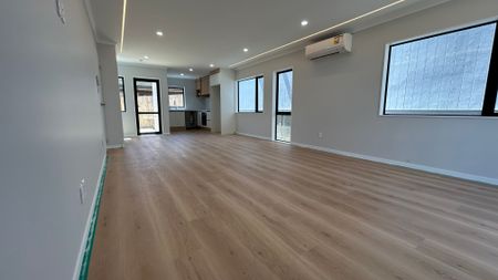 Beautiful Modern Family Home in a Prime Howick Location - Photo 2