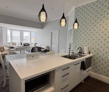 Modern Furnished 2 Bedroom Apartment - Photo 5