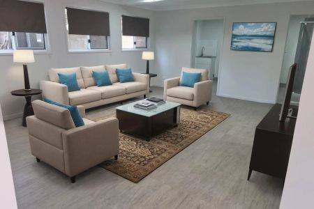 Spacious Dual-Level Family Home with 6 Bedrooms – Newly Renovated Downstairs - Photo 2