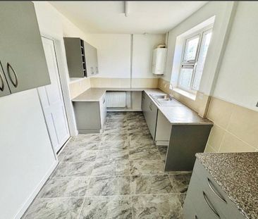 2 bedroom end of terrace house to rent - Photo 4