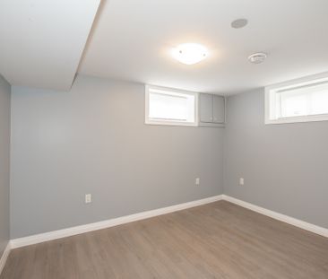 **BEAUTIFUL** 3 Bedroom Lower Unit in Thorold!! - Photo 4