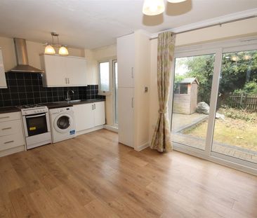 3 bedroom Semi-Detached House to let - Photo 2