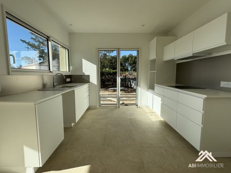 Location Maison 4 pièces 111m² ST JEAN DE VEDAS 34430 - Photo 3