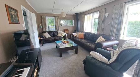 Family living in Frederick Street - Photo 4