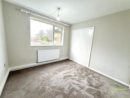3 bedroom flat to rent - Photo 3