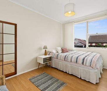 Bright and Airy Elevated Ground Floor Two Bedroom Apartment in Prim... - Photo 1