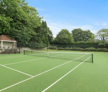 Beautiful Manor House ,Stunning 11 acre private grounds KT11 - Photo 1
