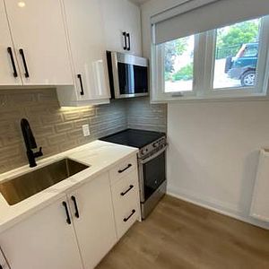 2520 BLOOR ST. W - #23, NEWLY RENOD, 1BR/1BATH, PARKING AVAILABLE - Photo 2