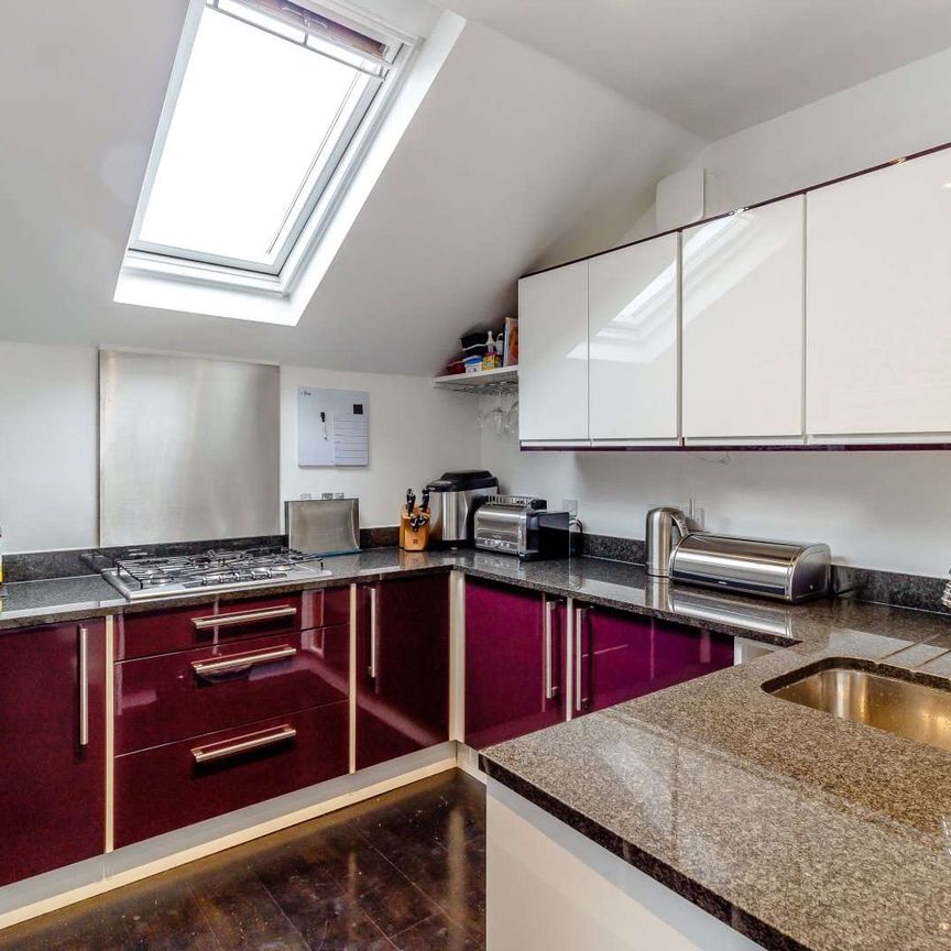 A well presented three bedroom maisonette with roof terrace - Photo 1