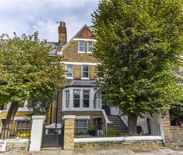 Two bedroom splits level apartment refurbished throughout. - Photo 2