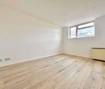 Willow Way, Farnham, Surrey, Surrey, GU9 - Photo 3