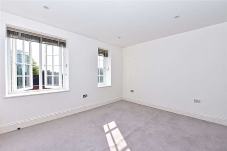 A spacious townhouse in a gated development close to Eton. - Photo 2