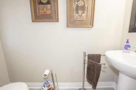 **STUNNING** 3 Bedroom Townhouse in St. Catharines!! - Photo 3