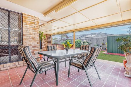 Lovely 4 Bedroom home with Side Access - Photo 5