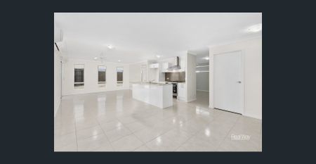 Large Open Plan Living Family Home! - Photo 4