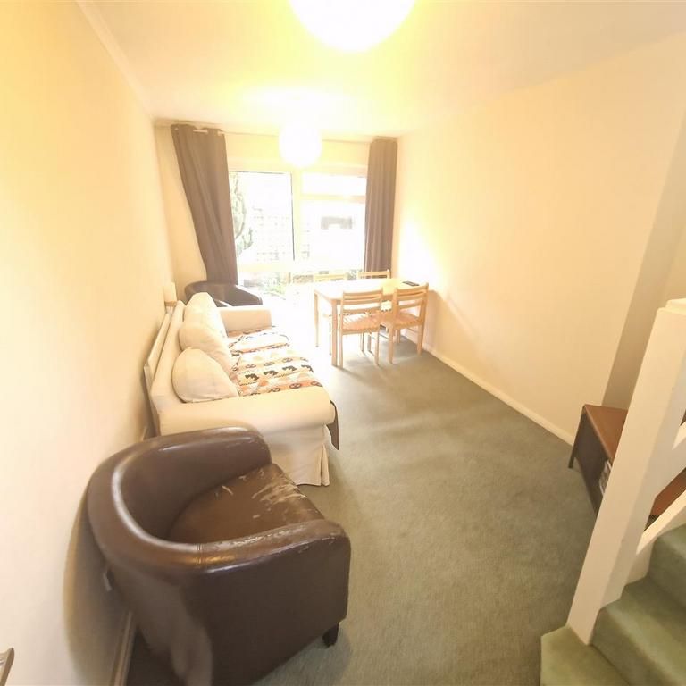 4 bedroom end of terrace house to rent - Photo 1