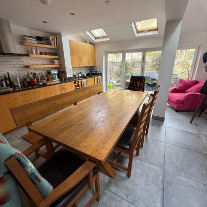 Loft double bedroom with private bathroom on its own floor, in Fulham. Short walk to the tube - direct access to West End and City. - Photo 1