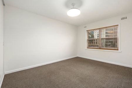 Spacious Two Bedroom Living Opposite Albert Park Lake - Photo 5