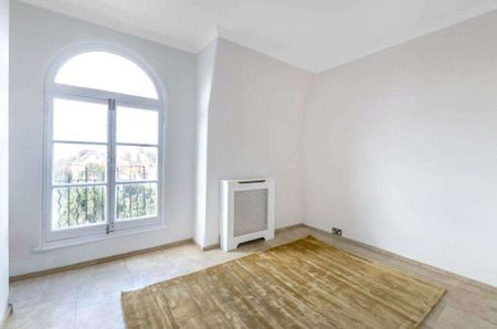 Four bedroom flat situated on the third floor of a charming period conversion - Photo 4