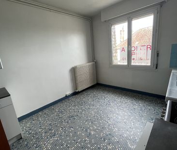 Une entrée avec placard, WC, une cuisine, salon-salle à manger, une... - Photo 3